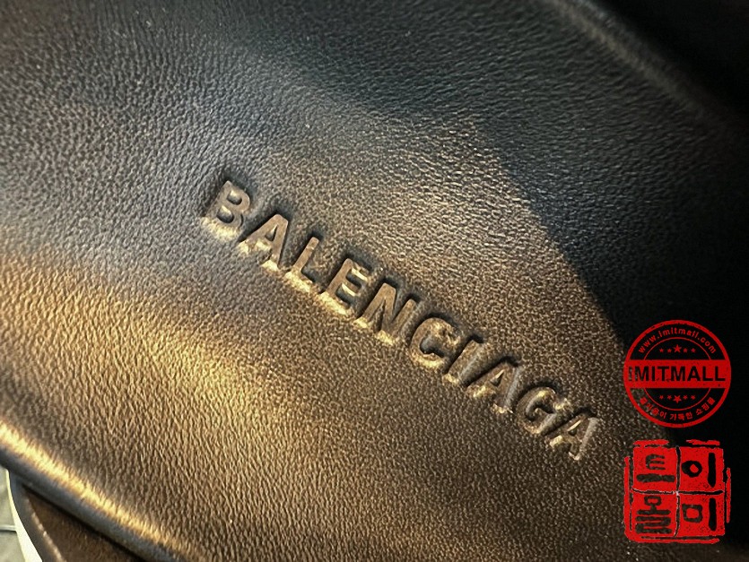 balenciaga_xxxxx_big_00015.jpg