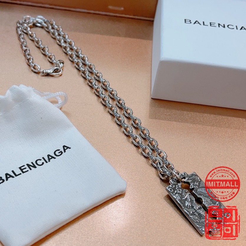 balenciaga_xxxxx_big_00003.jpg