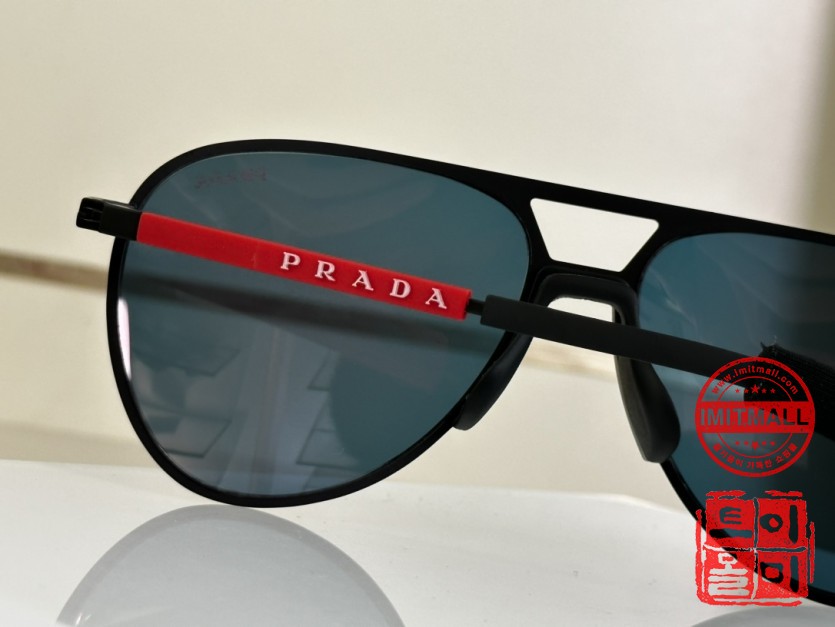 prada_xxxxx_big_00005.jpg