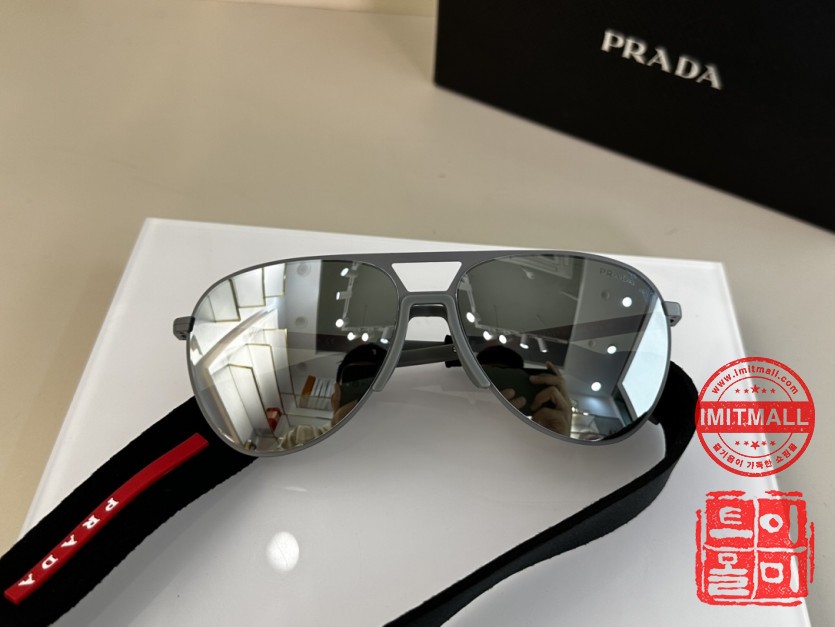 prada_xxxxx_big_00001.jpg