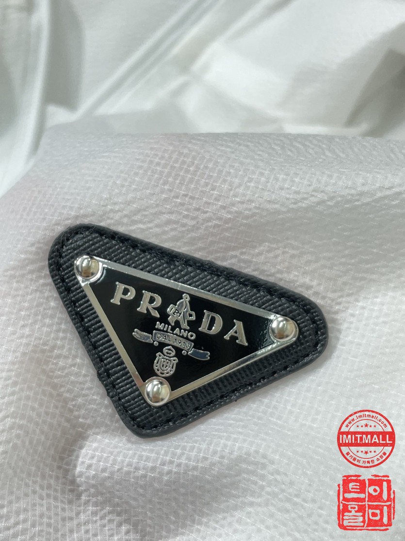 prada_xxxxx_big_00007.jpg