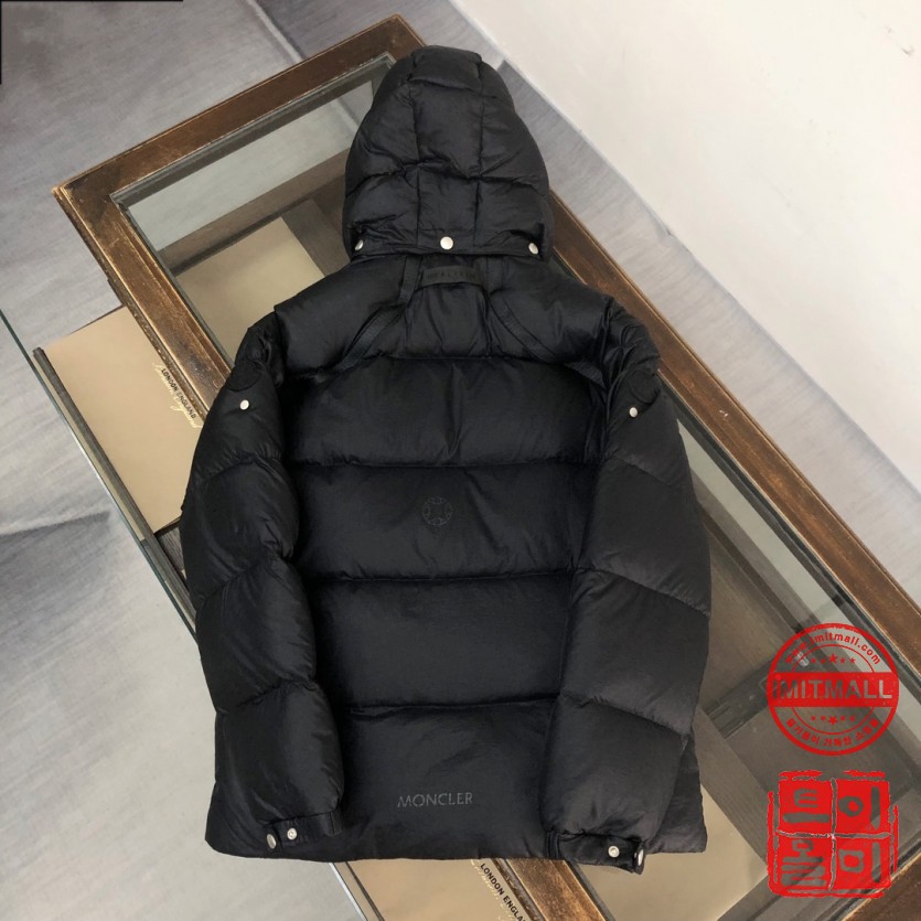 moncler_xxxxx_big_00002.jpg