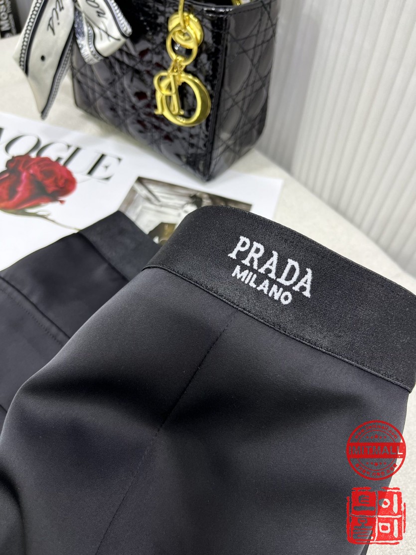 prada_xxxxx_big_00004.jpg