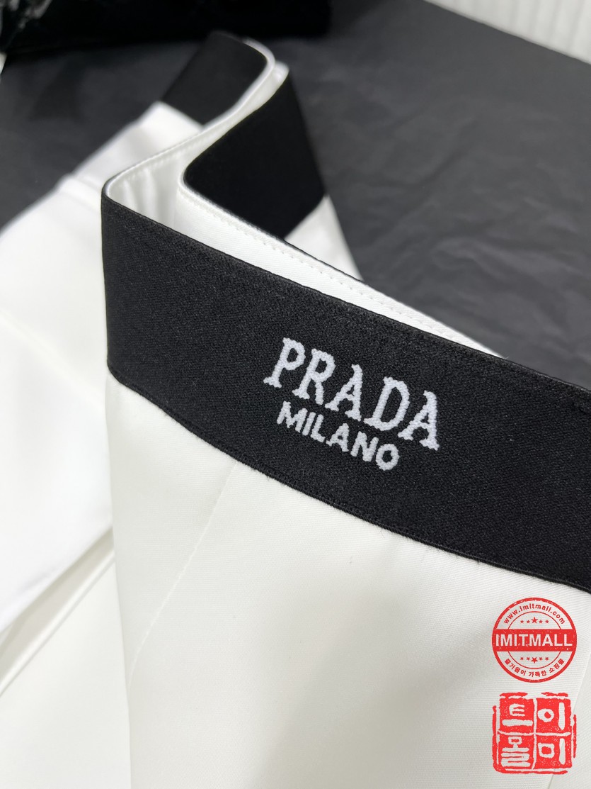 prada_xxxxx_big_00004.jpg