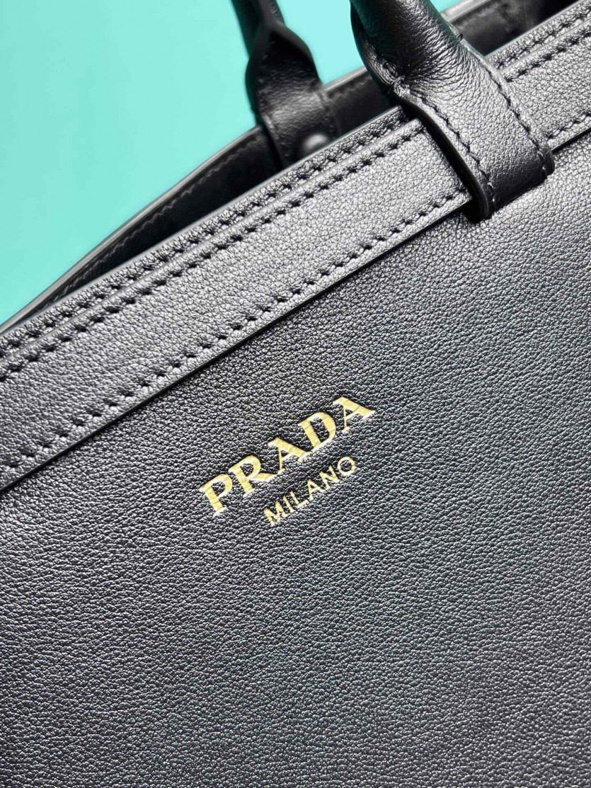 prada_xxxxx_big_00005.jpg