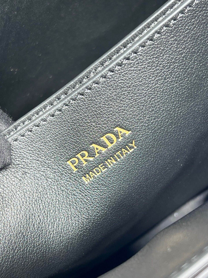 prada_xxxxx_big_00008.jpg