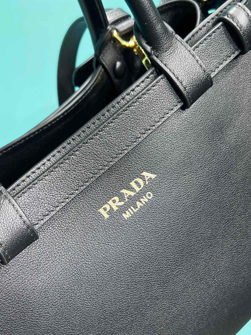 prada_xxxxx_big_00005.jpg