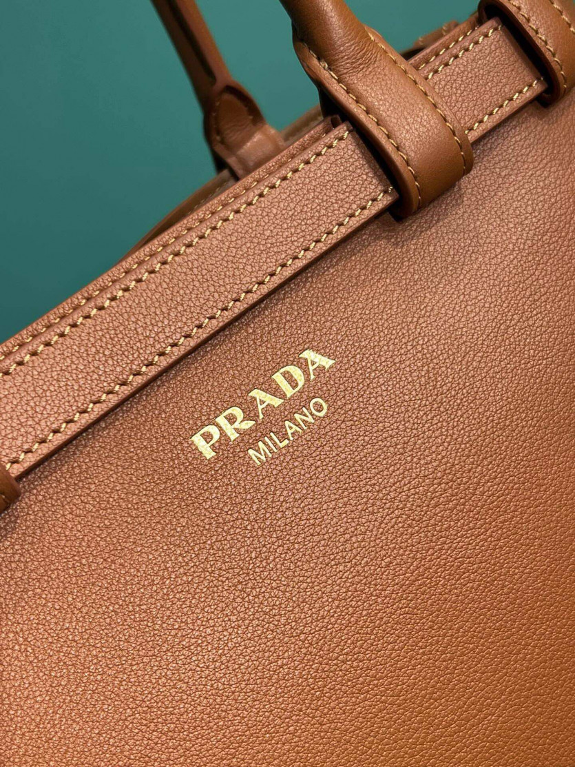 prada_xxxxx_big_00005.jpg