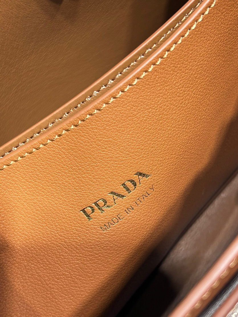 prada_xxxxx_big_00008.jpg