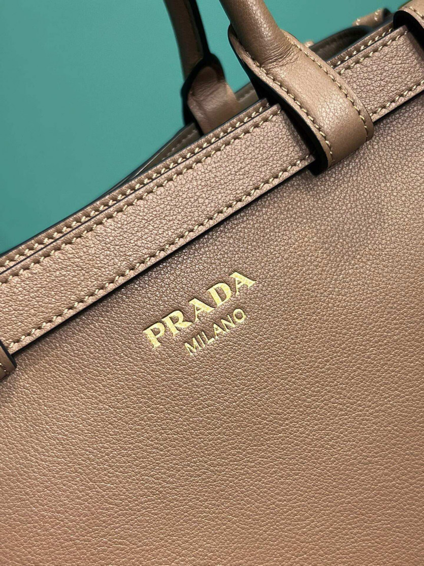 prada_xxxxx_big_00005.jpg