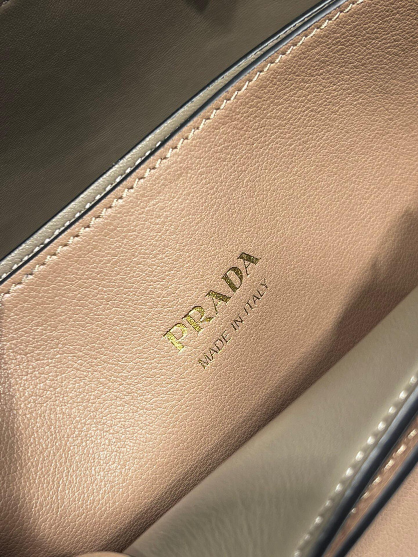 prada_xxxxx_big_00008.jpg