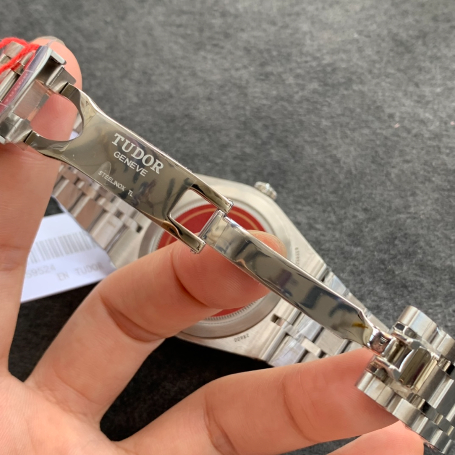 tudor_xxxxx_big_00007.jpg