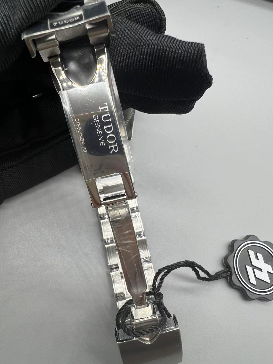 tudor_xxxxx_big_00008.jpg