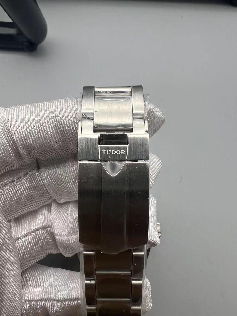 tudor_xxxxx_big_00007.jpg