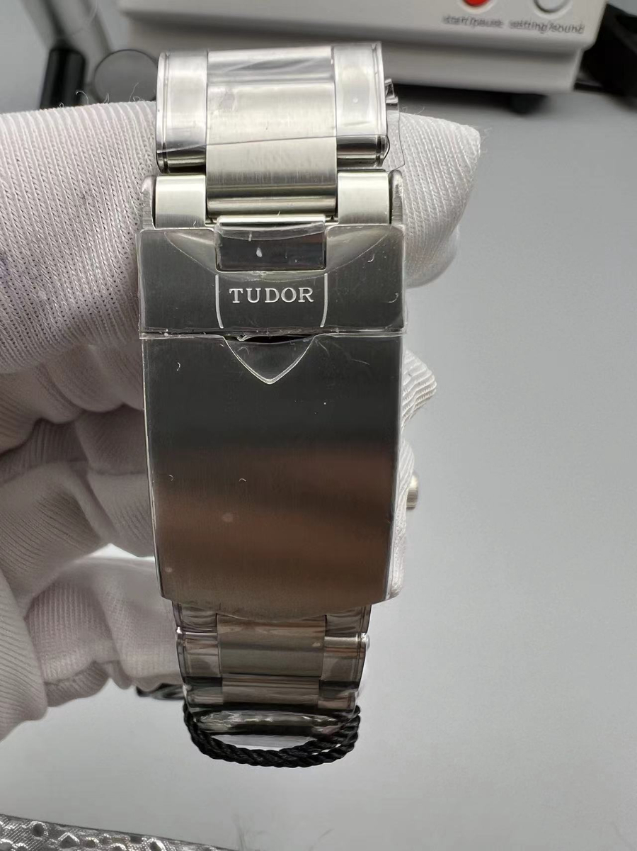 tudor_xxxxx_big_00007.jpg
