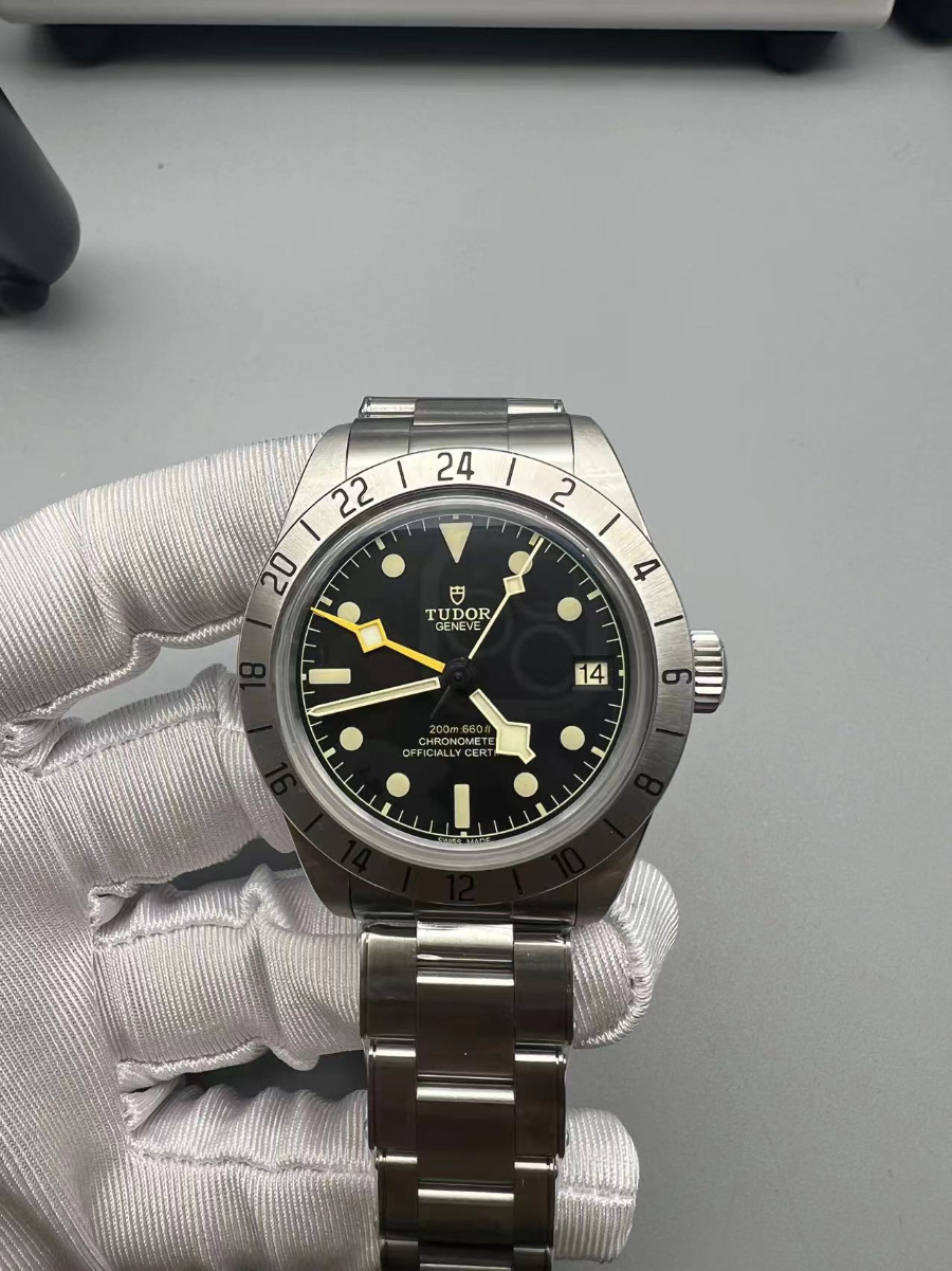 tudor_xxxxx_big_00002.jpg