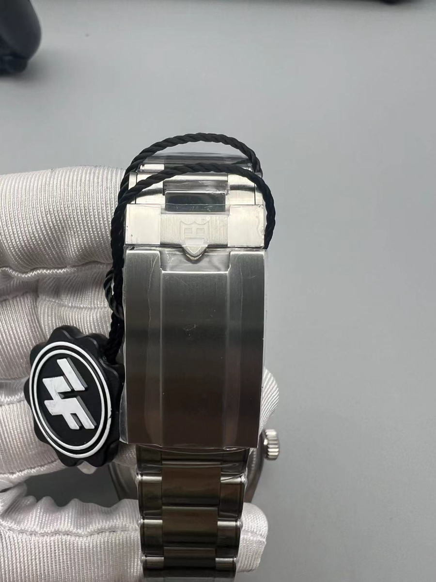 tudor_xxxxx_big_00006.jpg